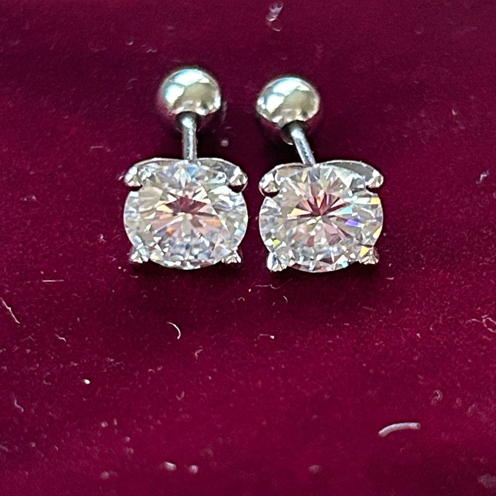 Moissanite Diamond 2.0 CT solitaire screwback stud earrings Retail $599 UNISEX‎ - Picture 2 of 7